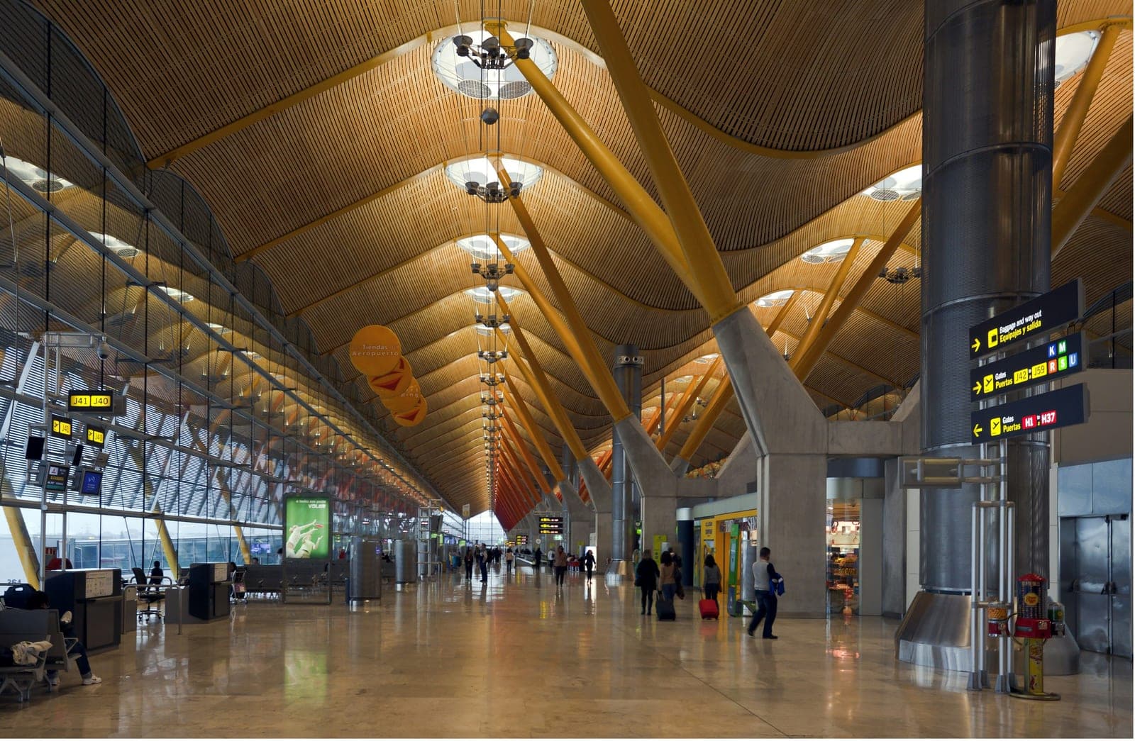 Vuelo retrasado en Barajas (Madrid): cómo reclamar hasta 600€